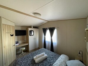 2 habitaciones, escritorio, tabla de planchar con plancha y wifi