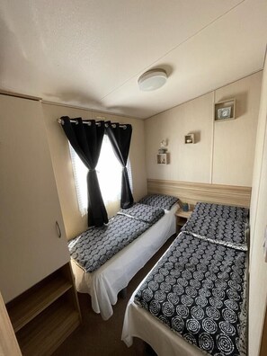 2 bedrooms, desk, iron/ironing board, WiFi
