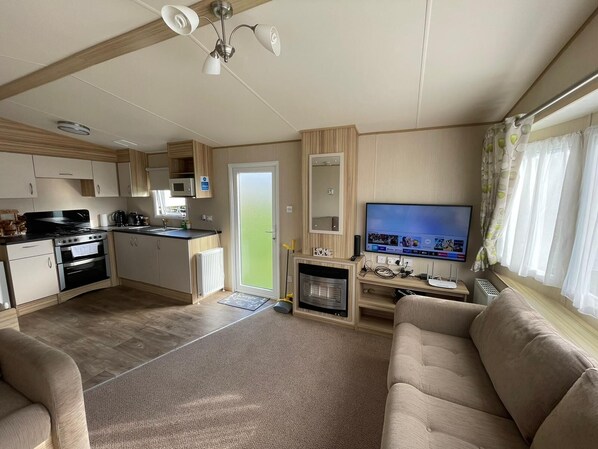 TV, fireplace - Fluffy Caravan Sleeps 4, Pet-Friendly (Isle of Sheppey)