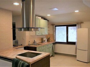 Kühlschrank, Mikrowelle, Ofen, Geschirrspüler