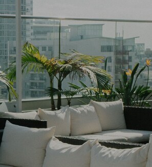 Property grounds - Upscale H Street 1BR w/ Gym, W/D & Pool, across from WF, by Blueground (Washington, D.C.)