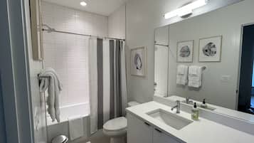 Ensemble douche/baignoire, sèche-cheveux, serviettes fournies, savon