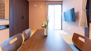 Family Apartment, Non Smoking (102) | In-room dining