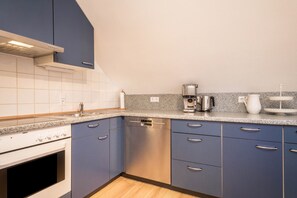 Frigorifero, forno, piano cottura, lavastoviglie