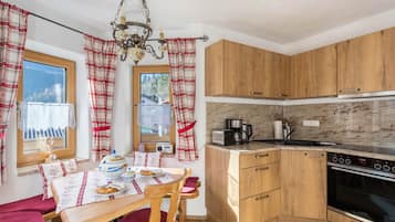 Fridge, oven, stovetop, coffee/tea maker