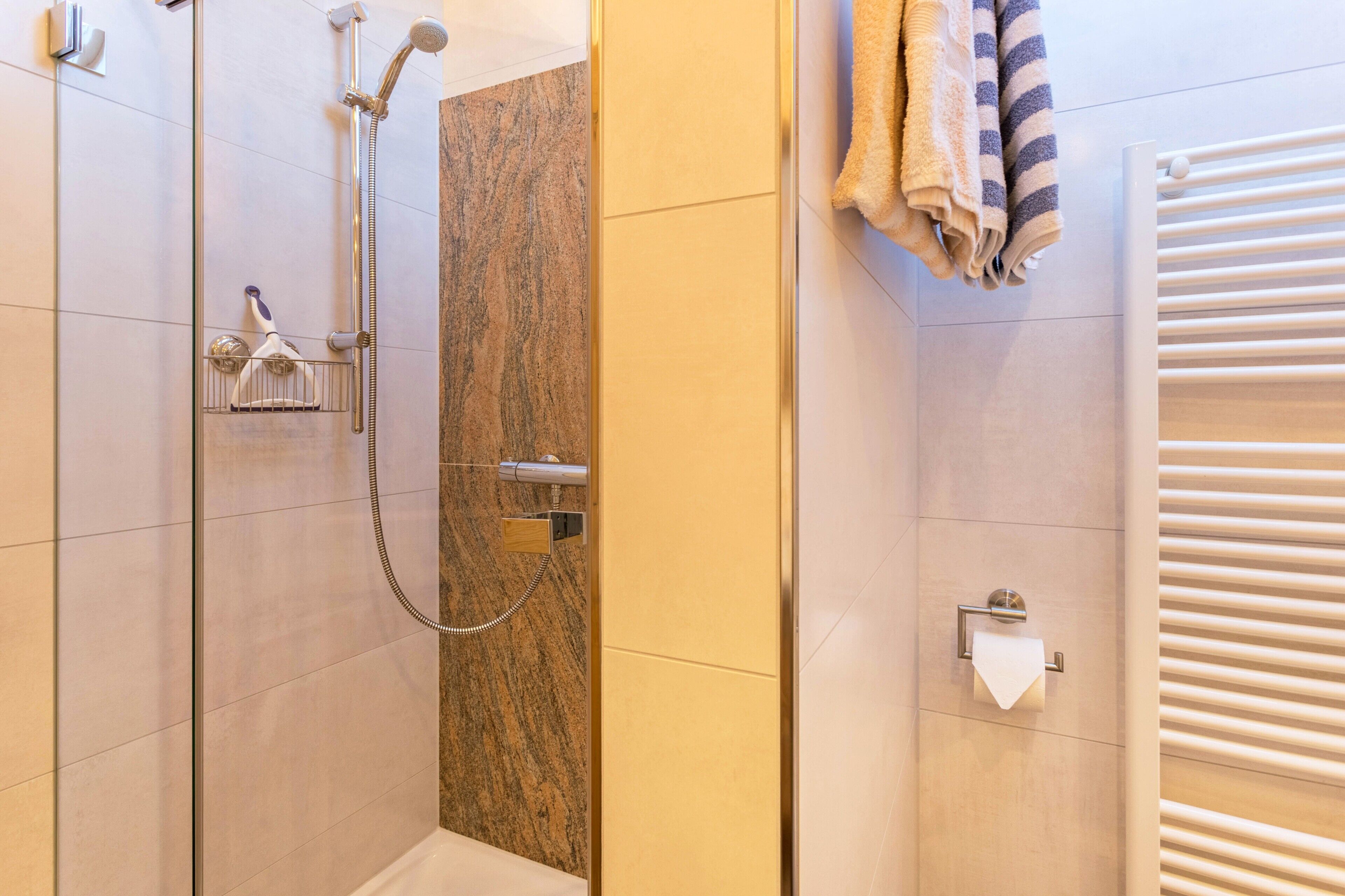 Badewanne, kostenlose Toilettenartikel, Haartrockner, Handtücher