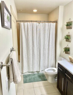 Combined shower/tub
