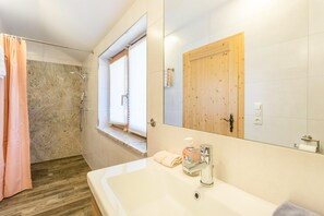シャワー、ヘアドライヤー、タオル
