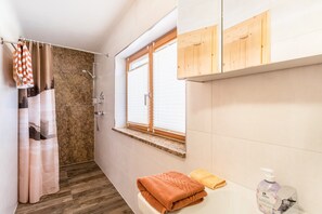 Dusche, Haartrockner, Handtücher