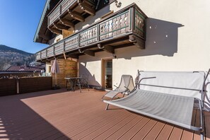 Outdoor dining - Apartment "Bernstein" Near the Ski Lift with Mountain View, Wi-Fi, Balcony & Terrace (Mittenwald)
