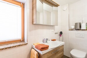 Shower, hair dryer, towels - Apartment "Bernstein" Near the Ski Lift with Mountain View, Wi-Fi, Balcony & Terrace (Mittenwald)