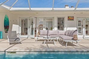 A heated pool - Surfs Up - retreat at the beach with heated pool (Melbourne Beach)