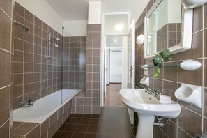 Ensemble douche/baignoire, sĂšche-cheveux, bidet, serviettes fournies