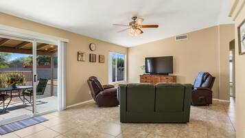 House, 3 Bedrooms | Living room