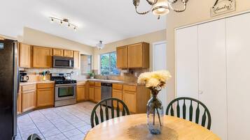 House, 3 Bedrooms | Private kitchen