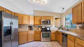 House, 3 Bedrooms | Private kitchen