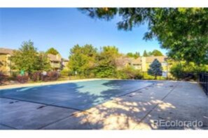 Sport court - Denver Tech Center Long Term Stay- 2 bedroom/2 bath Entire Home, Fully Furnished (Denver)
