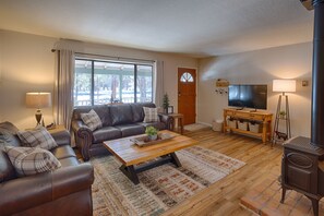Smart TV y chimenea 