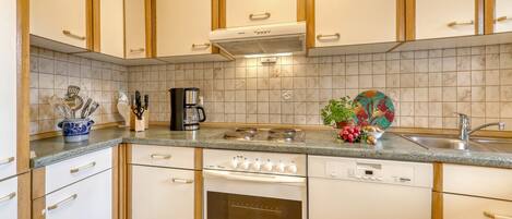 Frigorífico, horno, placa de cocina y lavavajillas