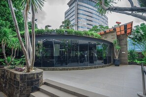 Outdoor spa tub - Kimaya Slipi Jakarta By Harris (Jakarta)