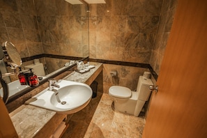 Deluxe Room | In-room safe, desk, free WiFi, bed sheets
