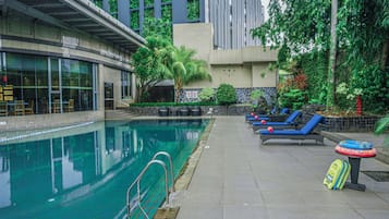 Hồ bơi ngoài trời