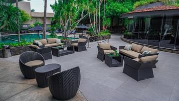 Una piscina al aire libre