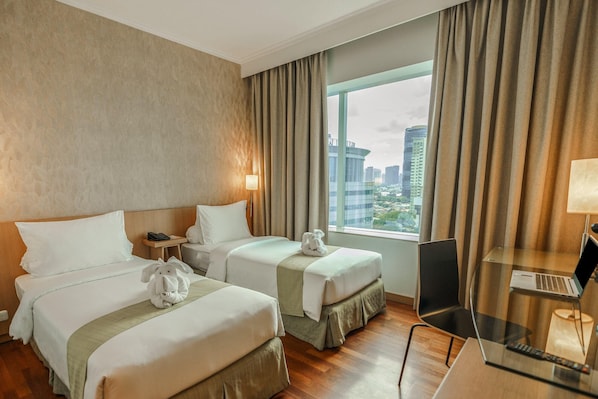 Executive Room, 1 King Bed | In-room safe, desk, free WiFi, bed sheets
