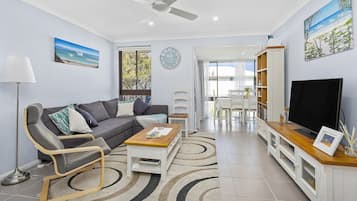 Fernseher, DVD-Player, Stereoanlage