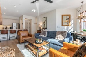 TV de tela plana, lareira