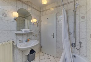 Combined shower/bathtub, hair dryer, towels