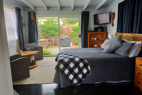 1 sovrum, strykjärn/strykbräda och sängkläder