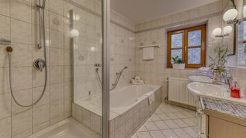 Badewanne, Haartrockner, Handtücher