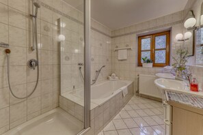 Badewanne, Haartrockner, Handtücher