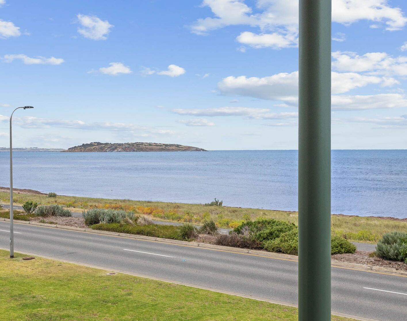 Esplanade 3BR Holiday Home with Beautiful Ocean Views — image 5