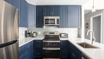 Refrigerador, microondas, horno, placa de cocina