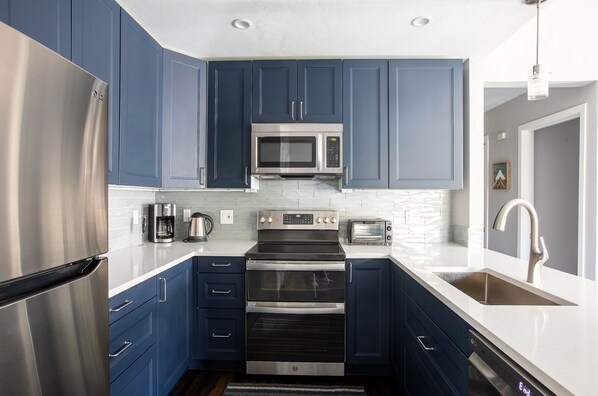 Refrigerador, microondas, horno, placa de cocina