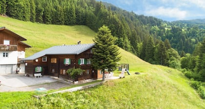 Ferienhaus mit Alpenflair und Garten