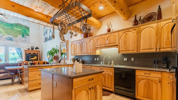Une cuisine spacieuse dotée de meubles en bois, d’un îlot central et d’un coin repas avec une banquette.
