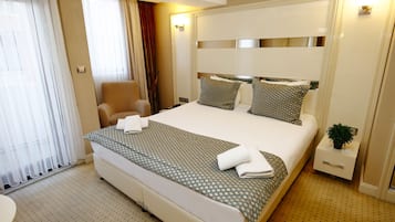 Deluxe Room | Egyptian cotton sheets, premium bedding, minibar, desk