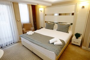 Deluxe Oda | Mısır pamuklu çarşaf takımı, kaliteli yatak takımı, minibar, masa 