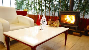 Breakfast and dinner served