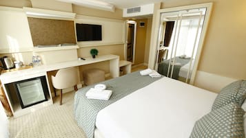 Superior Room | Cadar kapas Mesir, peralatan tempat tidur premium, bar mini, meja