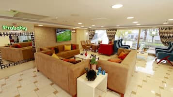 Een 32-inch lcd-televisie met satellietzenders