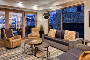 Smart TV, fireplace, books, stereo