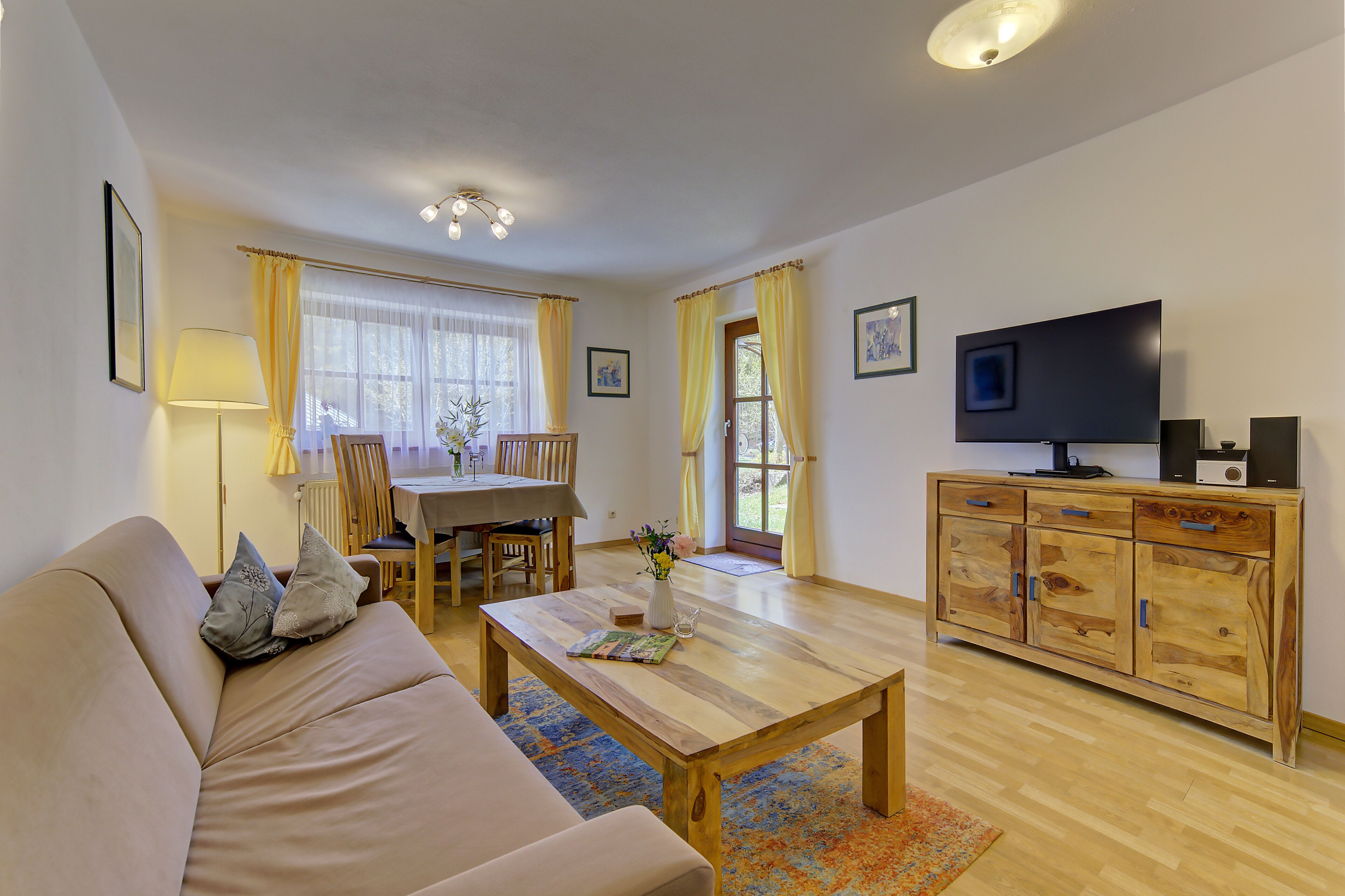 Fernseher, Bücher, Stereoanlage