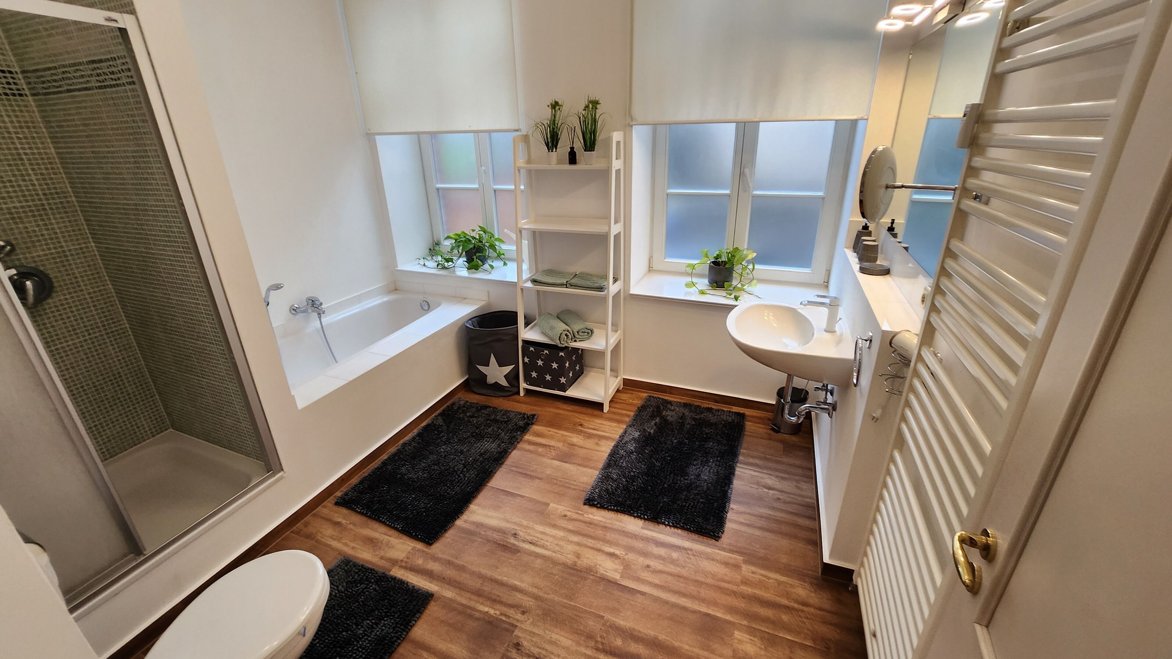 Badewanne, Haartrockner, Handtücher, Toilettenpapier