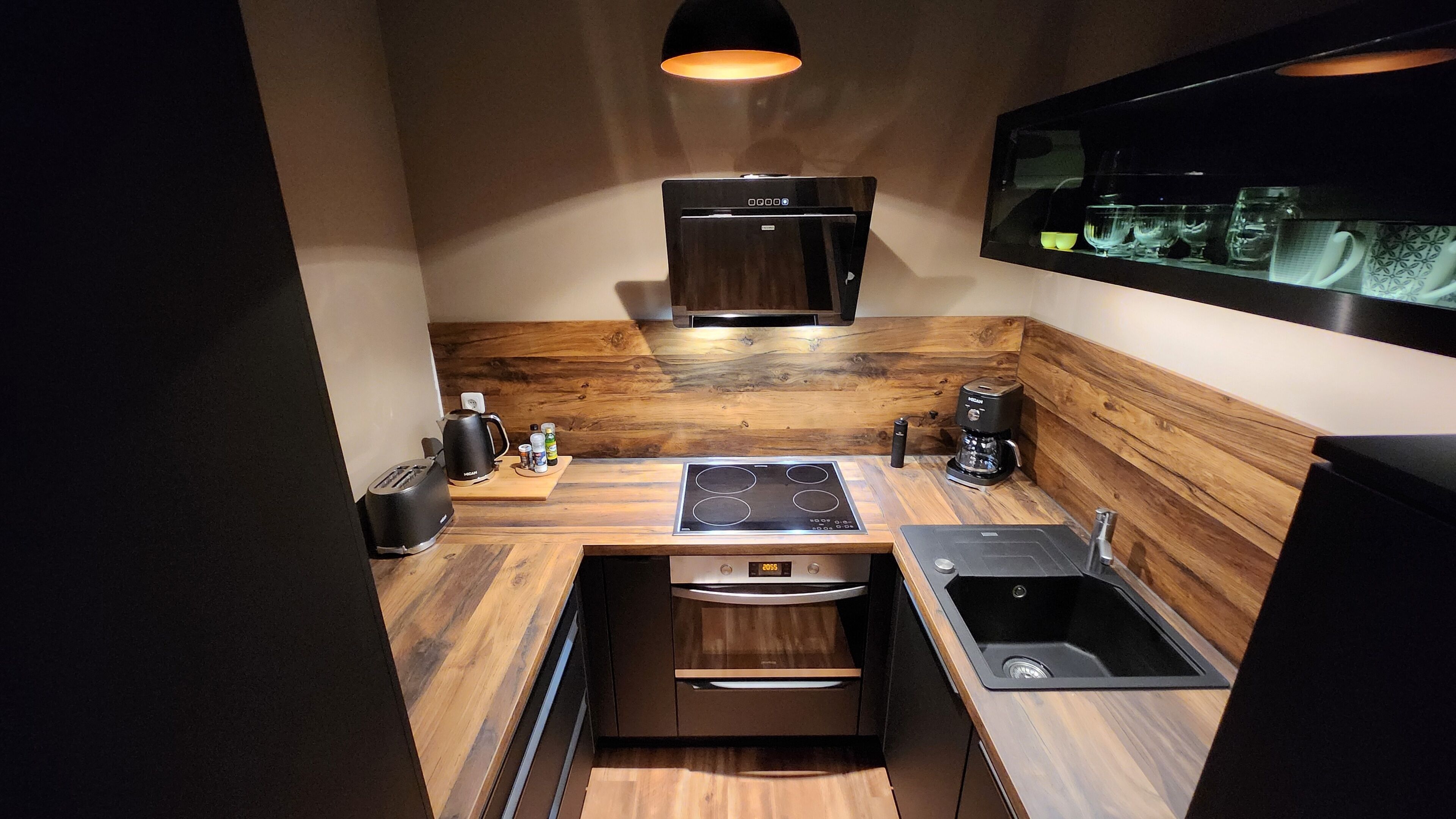 Kühlschrank, Mikrowelle, Ofen, Herdplatte