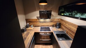 Réfrigérateur, four à micro-ondes, un four, surface de cuisson