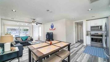 Réfrigérateur, micro-ondes, four, lave-vaisselle